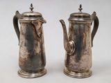 paire de cafetières anciennes en métal argenté sur socles