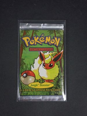 La carte à collectionner Pokémon se trouve dans un sachet en plastique posé sur une table