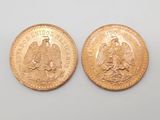deux pièces d'or mexicaines sur un fond blanc