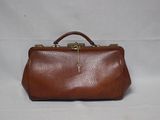 sac à main vintage en cuir marron avec des finitions en laiton