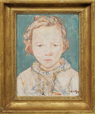 portrait d'une jeune fille dans un cadre doré sur fond bleu