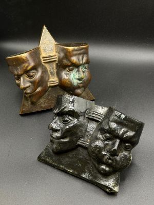 deux masques en bronze et une étoile sur fond noir