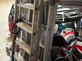 une échelle posée à côté d'un tas d'objets divers