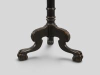 Guéridon tripode en bois noirci de style Napoléon III. (photo 2)