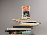 plusieurs livres empilés les uns sur les autres sur une surface grise