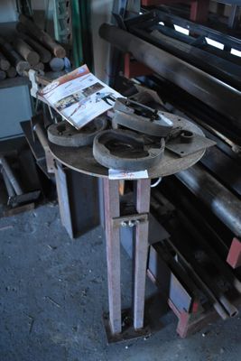 une image d'une machine qui travaille sur une pièce de métal