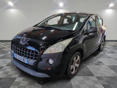 la photo d'une voiture noire garée dans un garage