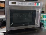 un micro-ondes posé sur un comptoir dans une cuisine