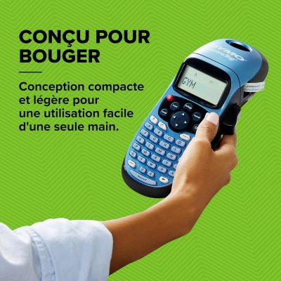 une personne tenant un téléphone portable à la main