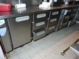 une photo d'une cuisine professionnelle avec beaucoup d'espace de plan de travail
