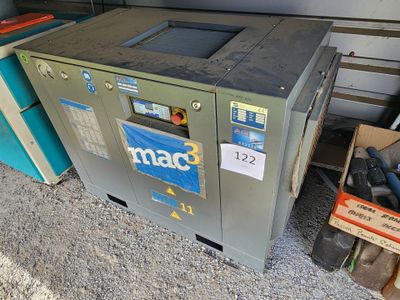 une machine qui se trouve dans un garage, à côté d'une boîte