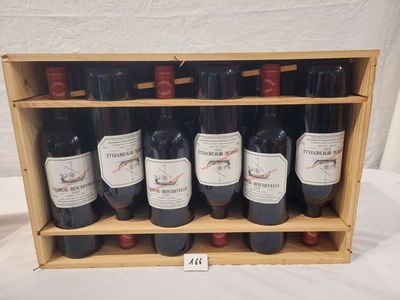 des bouteilles de vin rouge dans un casier à vin en bois posé sur une table