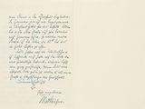 un livre ouvert, sur lequel repose une lettre manuscrite, posé sur une table