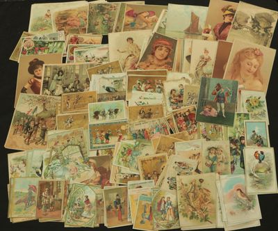 une pile de vieilles cartes postales posée sur une table noire