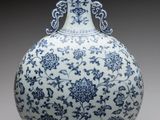 un vase bleu et blanc orné d'un motif floral