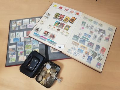 un livre orné de timbres et un portefeuille contenant des pièces de monnaie