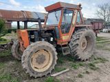 un tracteur qui est à l'arrêt dans la terre