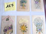 Plusieurs cartes ornées de motifs floraux variés sont posées sur une table