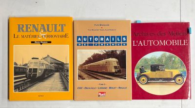 trois livres posés sur une table blanche, avec une voiture jaune et une voiture jaune