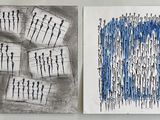 Deux tableaux accrochés au mur : l'un est bleu et l'autre est blanc