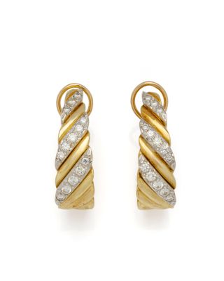 une paire de boucles d'oreilles en or et diamants