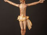 un gros plan d'une statue en bois représentant Jésus sur la croix
