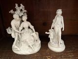 paire de figurines en porcelaine blanche représentant une femme et un enfant