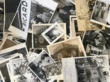 plusieurs vieilles photos en noir et blanc représentant des personnes dans une pièce