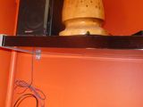 une étagère sur laquelle sont posés des haut-parleurs, une lampe et un haut-parleur