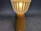 une lampe posée sur une table