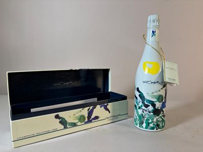 une bouteille de vin et une boîte posées sur une table