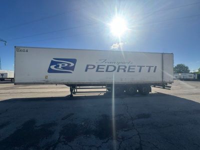un camion semi-remorque garé dans un parking