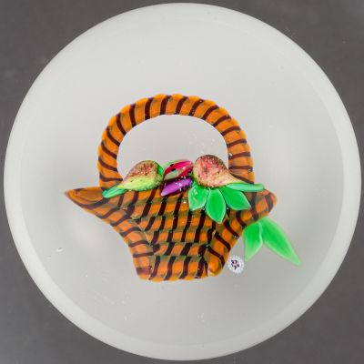 Baccarat. Presse-papiers signé et daté B 1976, à fond blanc …