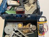 une boîte à outils avec des outils sur une table