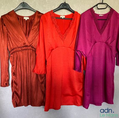 trois robes de femme suspendues à un cintre dans une pièce