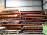 une grande pile de palettes dans un entrepôt rempli de bois