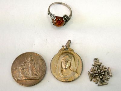 Lot d'argent comprenant une médaille, un jeton de mariage, u…