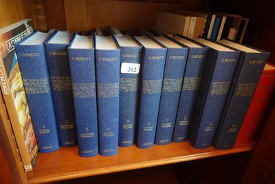 de nombreux livres qui se trouvent sur une étagère dans une bibliothèque