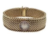 gros plan d'une montre-bracelet entourée d'une chaîne