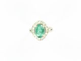 Gros plan sur une bague contenant une pierre verte