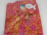 pantalon à motifs roses et orange, avec une étiquette blanche au bas du pantalon