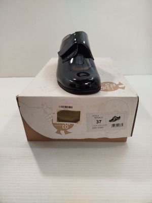 une boîte sur laquelle est posée une paire de chaussures noires