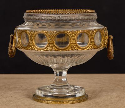 un bol en verre orné d'un motif doré sur le dessus