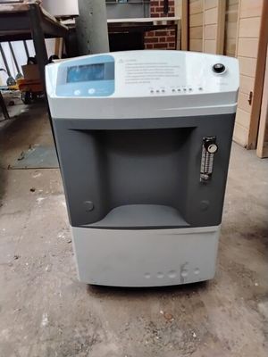 une machine posée sur le sol dans le garage