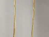 un collier en or orné d'un motif de serpent