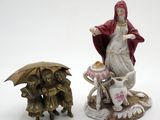deux figurines représentant une femme et un chien avec un parapluie
