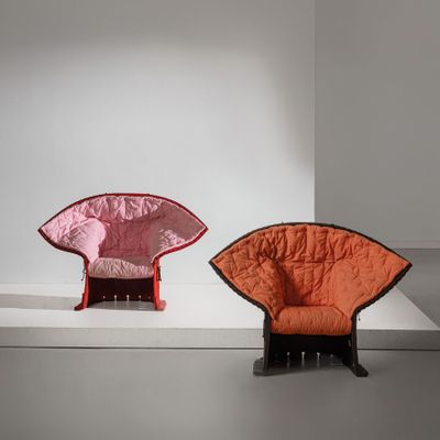 deux chaises posées sur une surface blanche