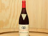 une bouteille de vin posée sur un tonneau