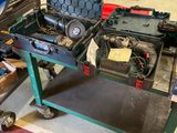 une photo d'un établi sur lequel se trouve une boîte à outils