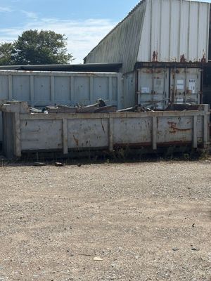 un camion garé devant un bâtiment